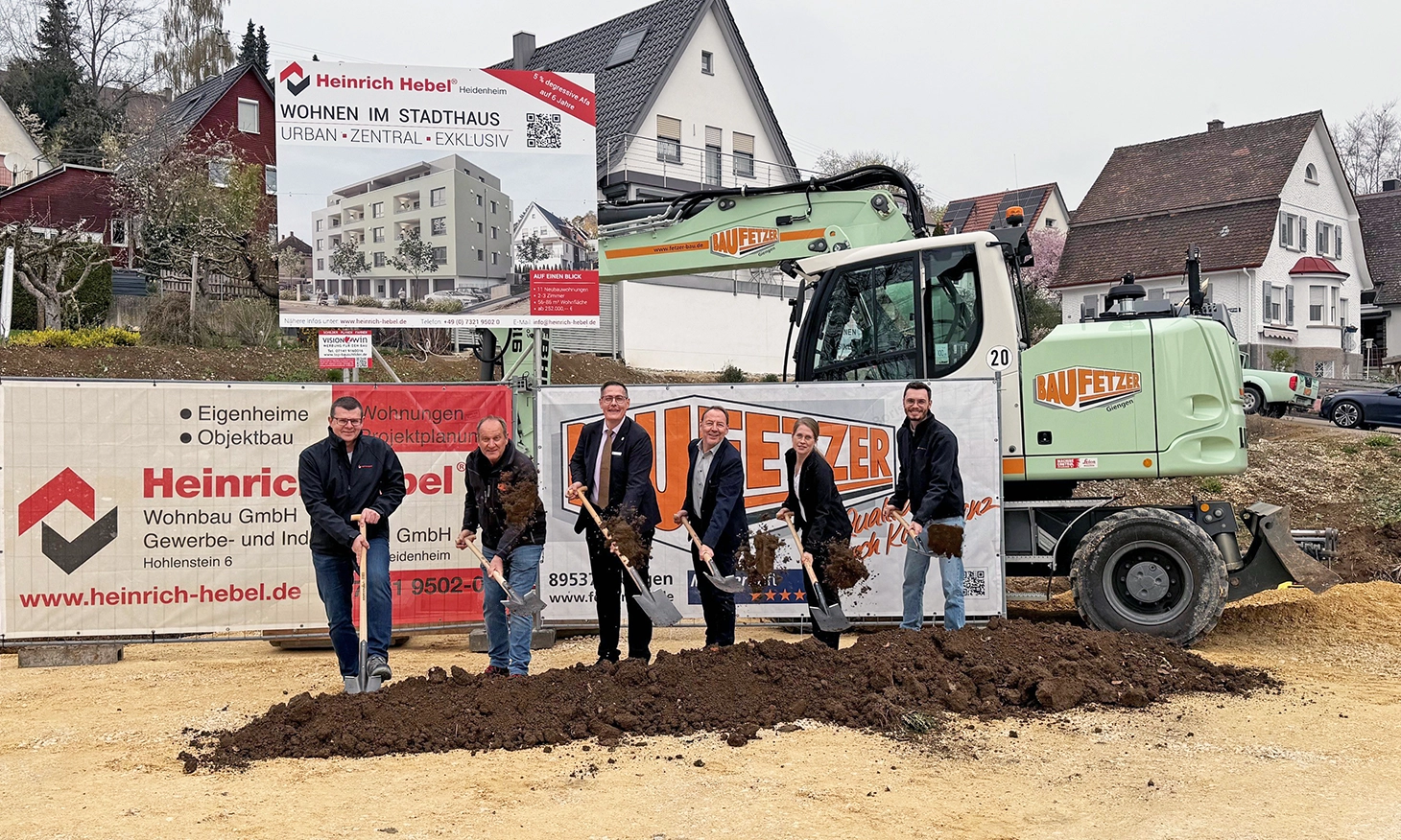 Unser Bild zeigt (von links nach rechts): Steffen Maurer, Projektplaner der Heinrich Hebel Wohnbau GmbH, Wolfgang Fetzer von der Heinrich Fetzer Bauunternehmung GmbH, Oberbürgermeister Dieter Henle, Jürgen Beyrle, Geschäftsführer der Heinrich Hebel Wohnbau GmbH, Jennifer Strehlke, Projektleiterin der Heinrich Hebel Wohnbau GmbH sowie Daniel Filusch, Bauleiter der Heinrich Hebel Wohnbau GmbH.